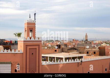 Moschee-Minarett in der historischen Mauern umgebene Altstadt von Marrakesch. Marokko Stockfoto