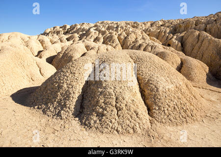 Hügel gebildet von Lehm, Kalk und Sandstein im Naturpark Bardenas Reales, Navarra, Spanien Stockfoto