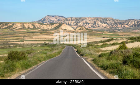 Straße durch Bardenas Reales Naturpark. Navarra, Spanien Stockfoto