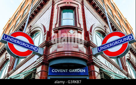 London, UK - 6. Juni 2016 - Covent Garden Station und ikonische Zeichen für die Londoner u-Bahn-System. Covent Garden Stockfoto