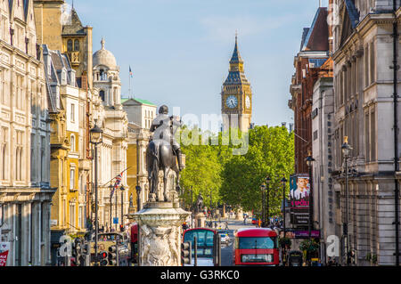 London, UK - anzeigen 6. Juni 2016 - Equestrian Statue von Charles I und Big Ben vom Trafalgar Square Stockfoto