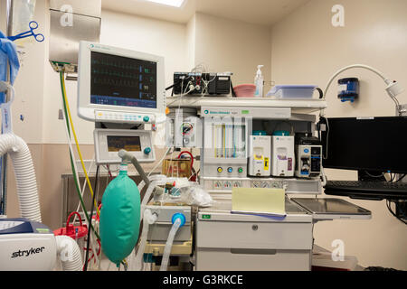 Überwachungsgeräte für Kaiserschnitt im OP-Saal, Trios Kennewick General Hospital, Tri-Cities, Washington, USA Stockfoto