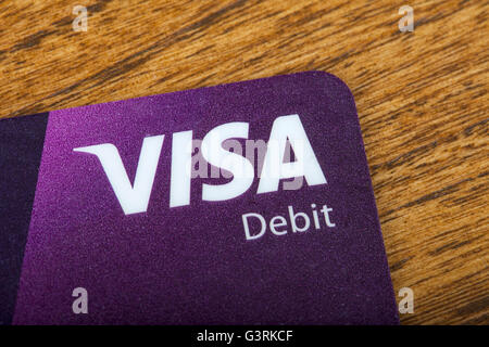 LONDON, UK - 13. Juni 2016: Eine Nahaufnahme des Visa-Logos auf einer EC-Karte, aufgenommen in London am 13. Juni 2016. Stockfoto