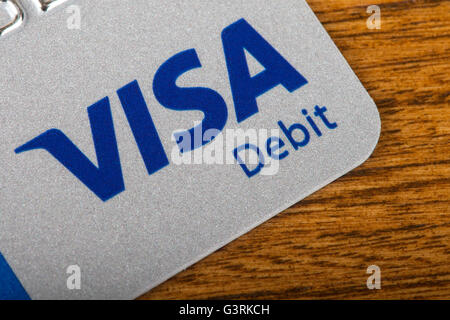 LONDON, UK - 13. Juni 2016: Eine Nahaufnahme des Visa-Logos auf einer EC-Karte, aufgenommen in London am 13. Juni 2016. Stockfoto
