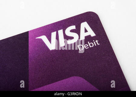 LONDON, UK - 13. Juni 2016: Eine Nahaufnahme des Visa-Logos auf einer EC-Karte, aufgenommen in London am 13. Juni 2016. Stockfoto