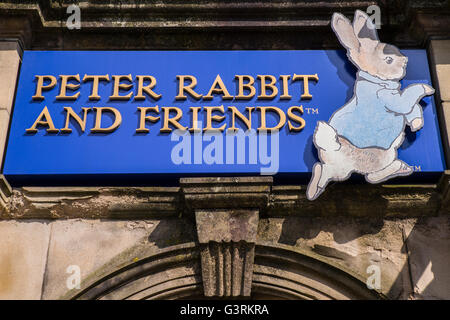 CUMBRIA, UK - 29. Mai 2016: Ein Zeichen für die Peter Rabbit und Freunde Geschenk-Shop in Bowness-on-Windermere im Lake District, auf Stockfoto