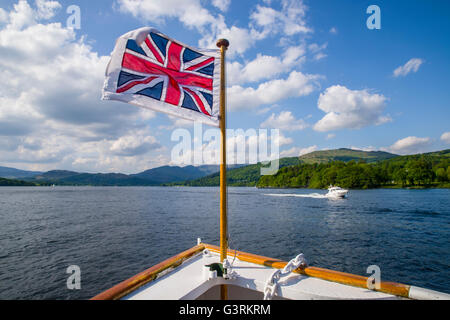 CUMBRIA, UK - 29. Mai 2016: Blick von einer Bootsfahrt auf dem schönen Lake Windermere im englischen Lake District. Stockfoto