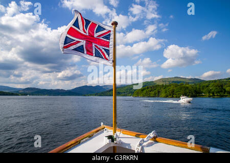 CUMBRIA, UK - 29. Mai 2016: Blick von einer Bootsfahrt auf dem schönen Lake Windermere im englischen Lake District. Stockfoto