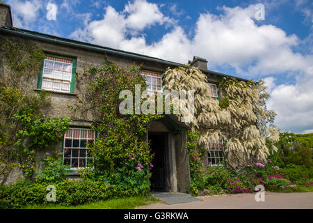 CUMBRIA, UK - 30. Mai 2016: Die schönen Hügel im Lake District - ein aus dem 17. Jahrhundert Haus einst die Heimat von Kinder-Autor werden Stockfoto