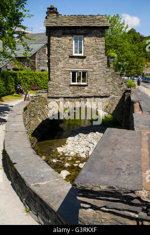 CUMBRIA, UK - 31. Mai 2016: Ein Blick auf die historische Brückenhaus in Ambleside, Seenplatte, am 31. Mai 2016. Stockfoto