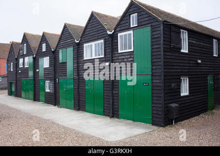 Alten trocknen Hütten jetzt umgebaut und aktualisiert auf der Vorderseite in Whitstable, Kent Stockfoto