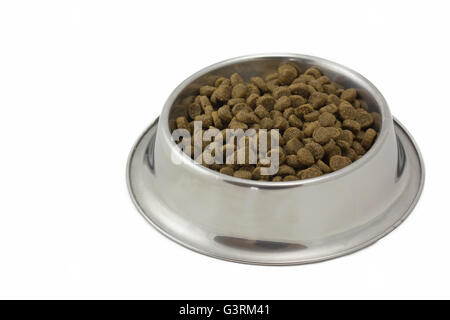Trockenfutter für Hunde in einer Metallschale. Isoliert auf weißem Hintergrund. Stockfoto