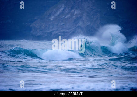 Seegang und Brandung am Strand Perranporth Stockfoto