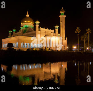 Langzeitbelichtung Sultan Omar Ali Saifuddin Mosque in Bandar Seri Begawan, Brunei. Stockfoto