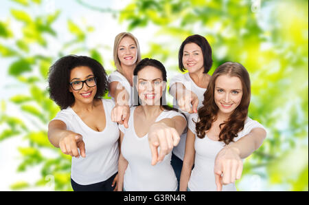 Gruppe von glücklichen Frauen Finger auf Sie zeigen Stockfoto