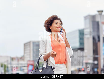 glücklich afrikanischen Geschäftsfrau auf Smartphone aufrufen Stockfoto