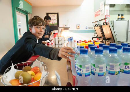 Zur Mittagszeit an einem Gymnasium. England. UK Stockfoto