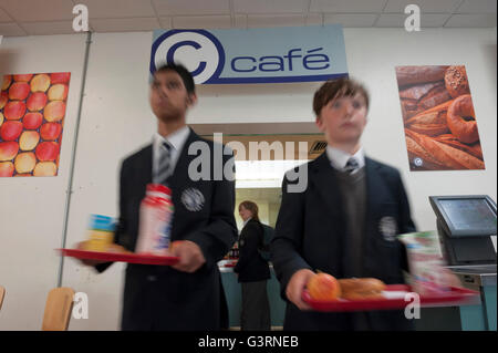 Zur Mittagszeit an einem Gymnasium. England. UK Stockfoto