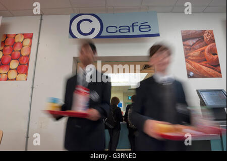 Mittagspause in einem Schulcafé, Speisesaal. England. GROSSBRITANNIEN Stockfoto