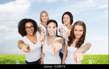 Gruppe von glücklichen Frauen Finger auf Sie zeigen Stockfoto