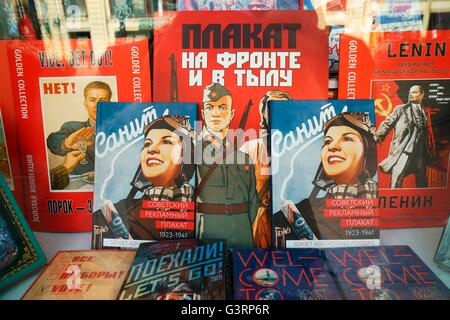 Sankt Petersburg in Russland. Moderne Bücher präsentieren patriotischen Sowjet-Ära bildende Kunst im Schaufenster der Buchhandlung am Newski-Prospekt Stockfoto