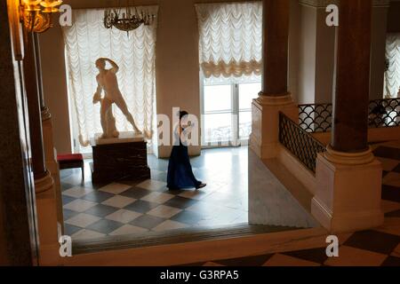 Sankt Petersburg in Russland. Besucher in den Gängen des Abschnitts Winterpalast des Eremitage-Museums Stockfoto
