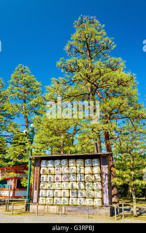 Sake-Fässer im Heian-Schrein in Kyoto Stockfoto