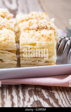 Hausgemachte Kuchen Napoleon, Blätterteig Pudding Sahne Torte auf Holztisch, rustikalen Stil Stockfoto