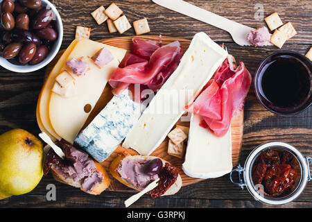 Antipasti-Teller mit verschiedenen Fleisch und Käse Produkte auf Holzbrett. Ansicht von oben Stockfoto