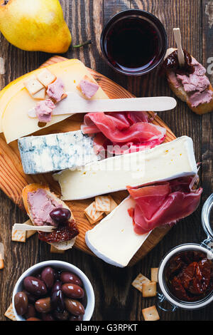 Antipasti-Teller mit verschiedenen Fleisch und Käse Produkte auf Holzbrett. Ansicht von oben Stockfoto