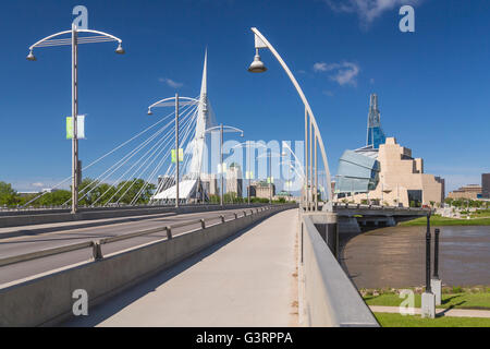 Die St. Boniface Esplanade, Provencher Brücke und Stadt Skyline von Winnipeg, Manitoba, Kanada. Stockfoto