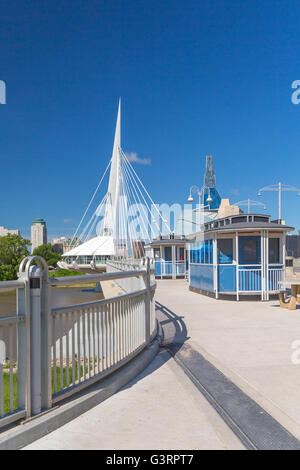 Die St. Boniface Esplanade, Provencher Brücke und Stadt Skyline von Winnipeg, Manitoba, Kanada. Stockfoto