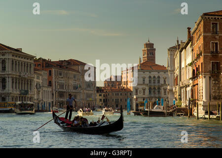 Gondel auf dem Canal Grande, Venedig, Italien. Stockfoto