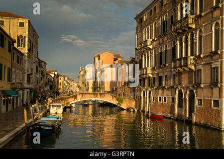 Ausblick auf den Kanal und die Brücke in der Abendsonne im Jüdischen Viertel von Venedig, Italien. Stockfoto