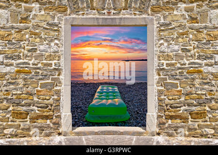 Sonnenuntergang am Strand durch Steinmauer Tür-Ansicht, Dorf von Petrcane, Dalmatien, Kroatien Stockfoto