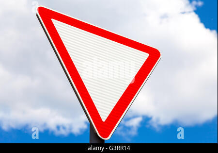Weichen Verkehr Schild über bewölktem Himmel Stockfoto