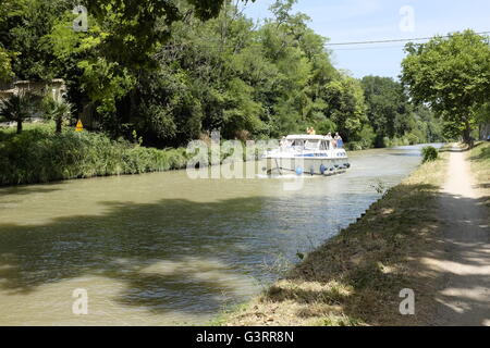 Boot auf dem Canal du Midi in der Nähe von Carcassonne Frankreich Stockfoto