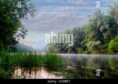 Frühling Landschaftsblick auf den Fluss Siwerskyj Donez schönen blauen Himmel in der Nähe von Svyatogorsk Lavra Stockfoto