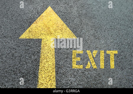 Gelbe vorwärts Straßenschild mit Exit Wort auf der asphaltierten Straße. Business-Konzept. Stockfoto