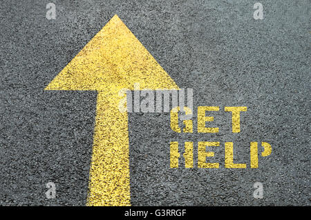 Gelbe vorwärts Straßenschild mit Hilfe Wort auf der asphaltierten Straße. Menschenrechte-Konzept. Stockfoto