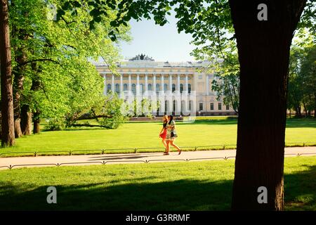 Sankt Petersburg Russland. Die Mikhailovsky Palast beherbergt das Russische Museum. Von der michailowski Gärten gesehen Stockfoto