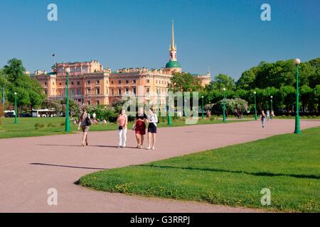 Sankt Petersburg in Russland. Mikhailovsky Castle als auch Ingenieure Schloss, gesehen vom Marsfeld Garten Stockfoto