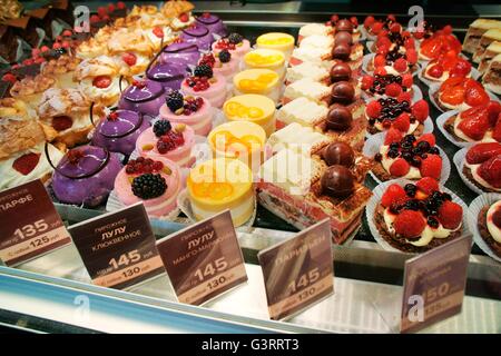 St. Petersburg, Russland. Gebäck im Café Le Pain Quotidien am Nevsky Prospekt. Belgische Bäckerei, Konditorei, Café-Kette Stockfoto