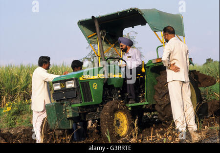 INDIEN, Pune, Traktorhändler John Deere im Dorf, Traktor John Deere 5203, Schulung und Demonstration für Landwirte Stockfoto