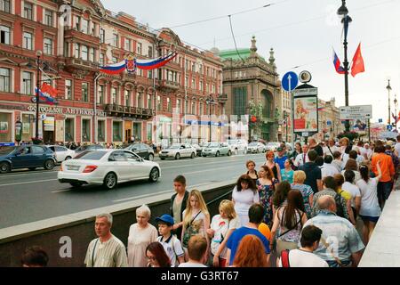 Sankt Petersburg, Russland. Über den Newski-Prospekt, das Komödientheater Akimov Saint Petersburg. Fußgänger auf u-Bahn-Unterführung Stockfoto