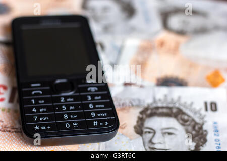 Handy und zehn Pfund beachten Sie abbildenden Kosten für Handys Stockfoto