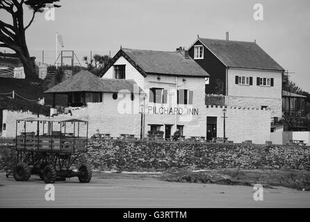 Sardelle Inn auf Burgh Island, mit Meer-Traktor, aus Küste der Bigbury-sur-mer, Devon, England Stockfoto