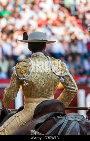 Picador Stierkämpfer, Lancer, deren Aufgabe es ist, schwächen Bull Nackenmuskulatur in der Stierkampfarena für Jaen, Spanien Stockfoto