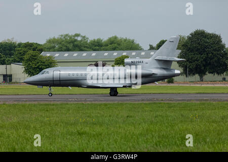 Dassault Falcon 900 N239AX auf der Piste in Biggin Hill Airport in Kent England Stockfoto