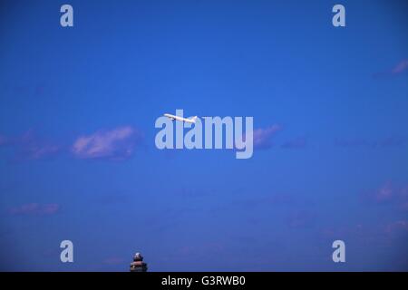 Zwei Flugzeuge am Himmel. Stockfoto